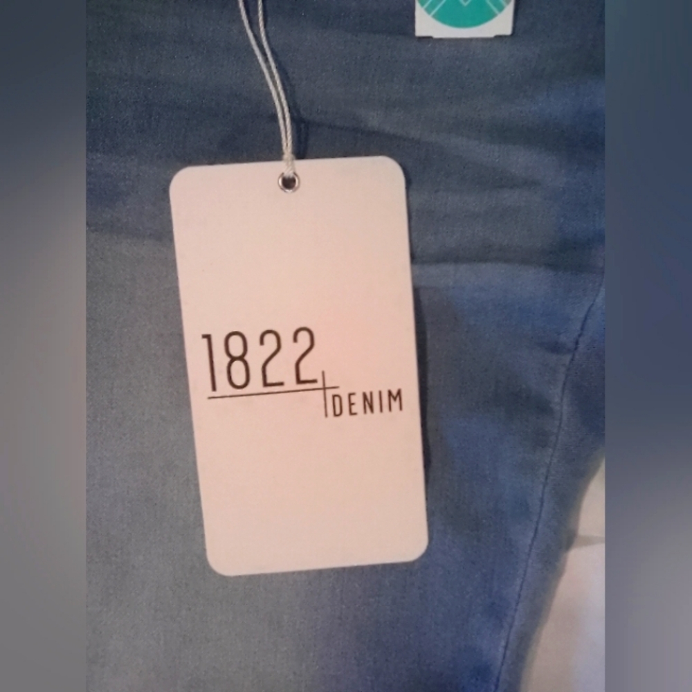 NWT 1822 Denim blue jean Capri's, size 16W, light wash - Picture 2 of 7